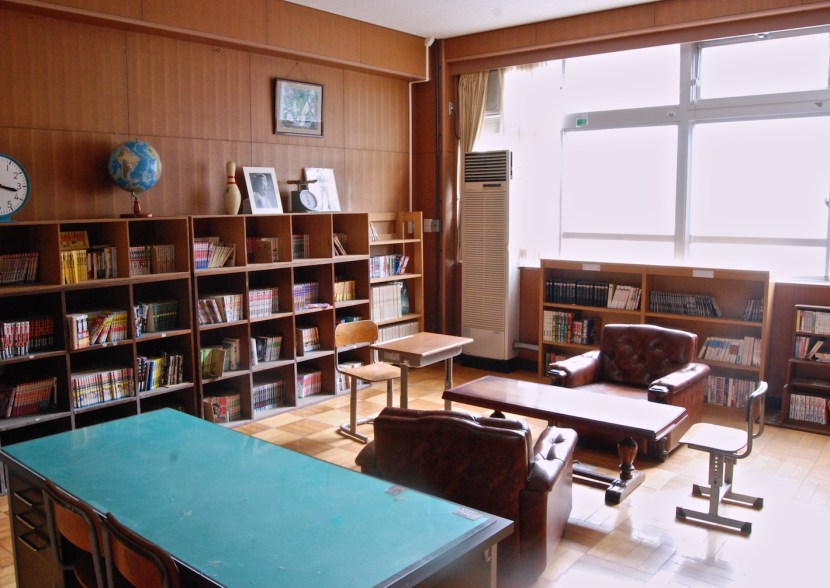 ancien bureau du directeur, changé en mangathèque