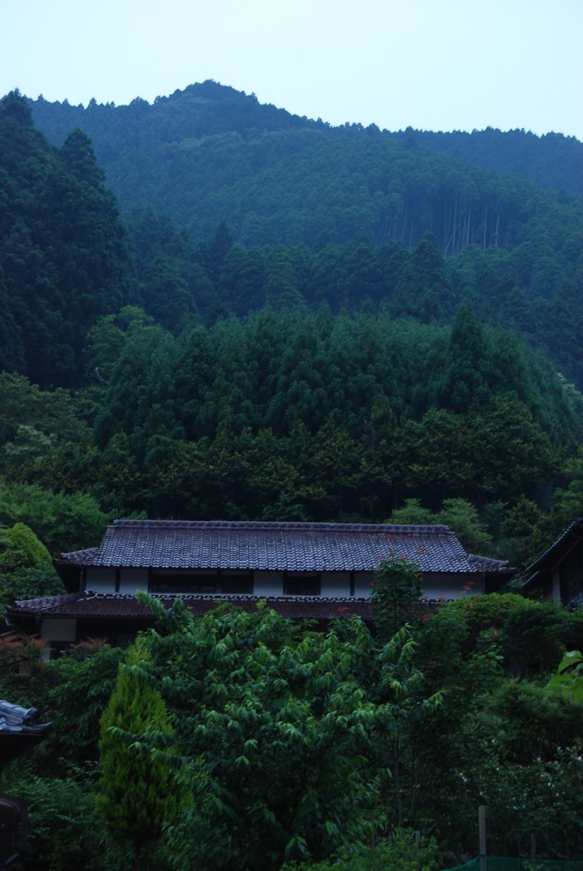 la maison se fond dans la montagne
