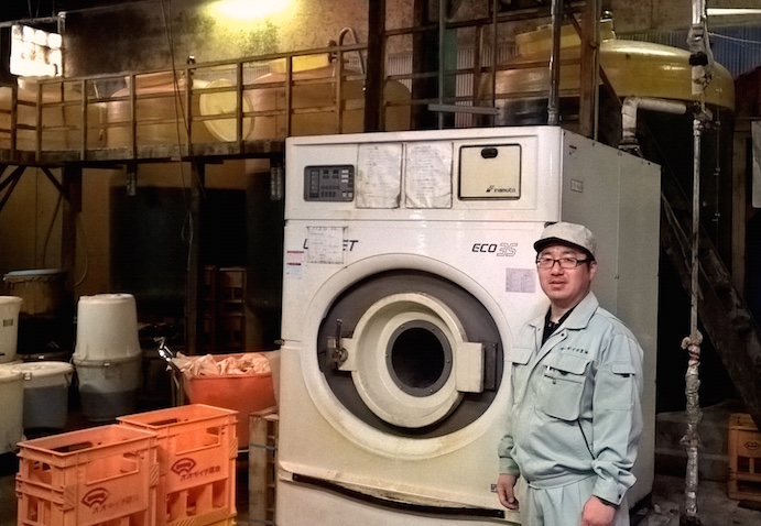 machine à laver géante dans la fabrique de sauce de soja